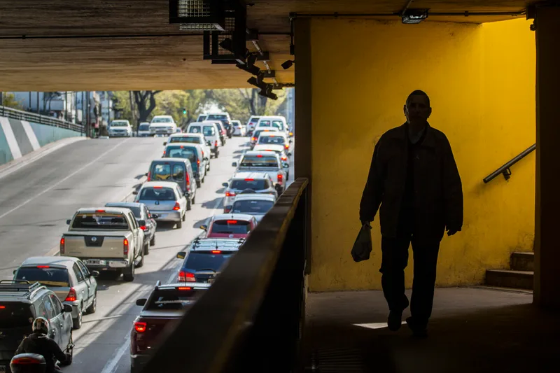 Macchine in fila con uomo scuro - Fotografia di Enrico Fantoni