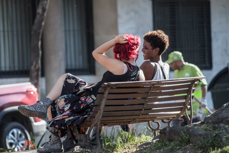Panchina con persone sopra - Fotografia di Enrico Fantoni