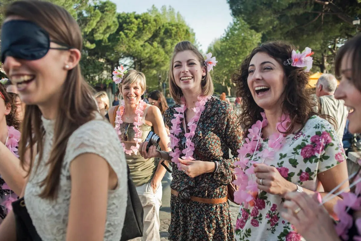Festa con dame e vestiti fiori - Fotografia di Enrico Fantoni