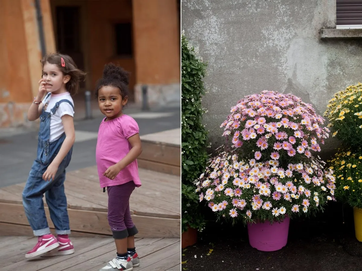 Bambini con vaso di fiori rosa e bianchi - Fotografia di Enrico Fantoni