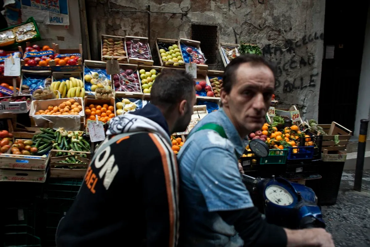 Al mercato con lo scooter senza casco - Fotografia di Enrico Fantoni