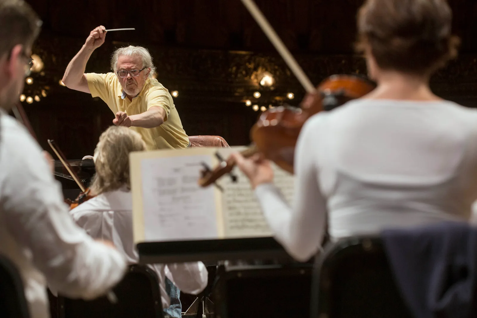 Direttore d'orchestra e musicisti - Fotografia di Enrico Fantoni